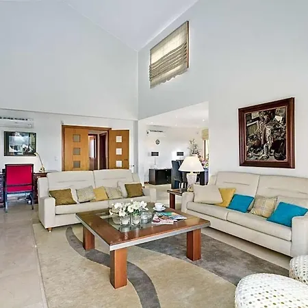 Sleeps 6 With Pool Air Con And Wifi 公寓 *