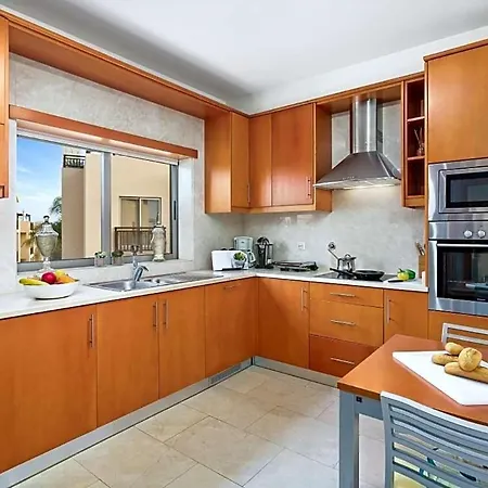 公寓 Sleeps 6 With Pool Air Con And Wifi *